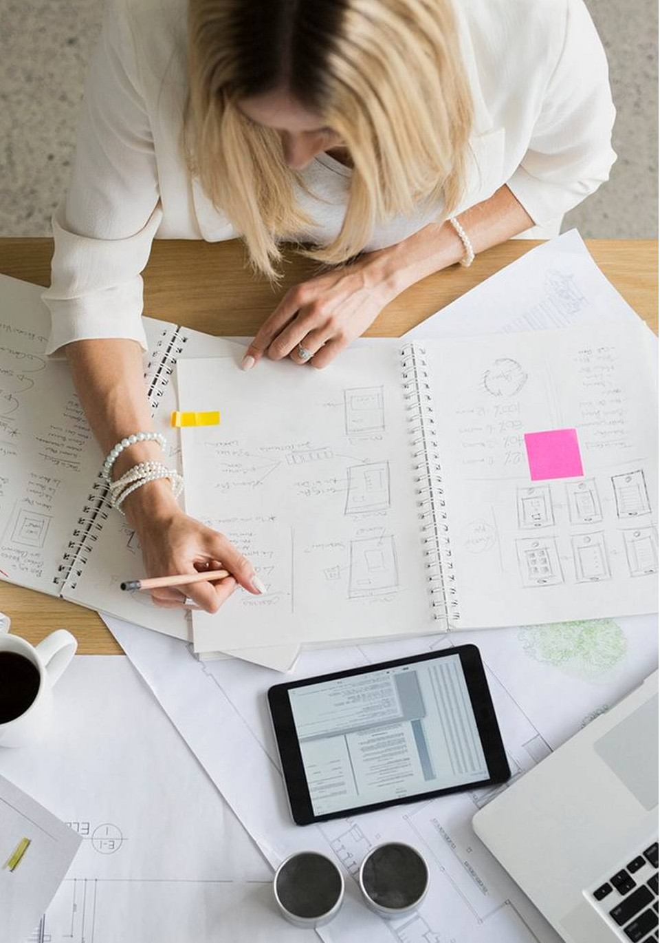 Follow-Me Print_Blond woman working at her desk